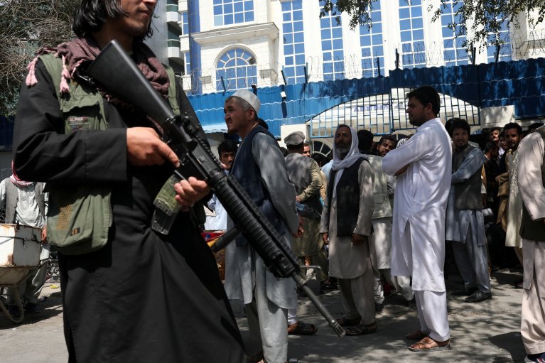 Un Taliban armé surveille des personnes faisant la queue devant une banque de Kaboul, le 4 septembre 2021. Crédit : Reuters