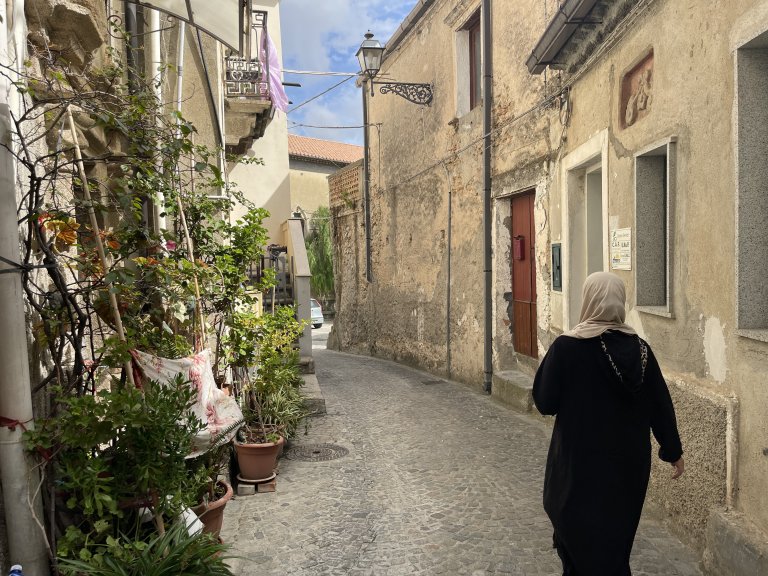 Amal Ahmad Okla, une Syrienne de 43 ans, est arrivée en 2016 à Camini. Crédit : InfoMigrants