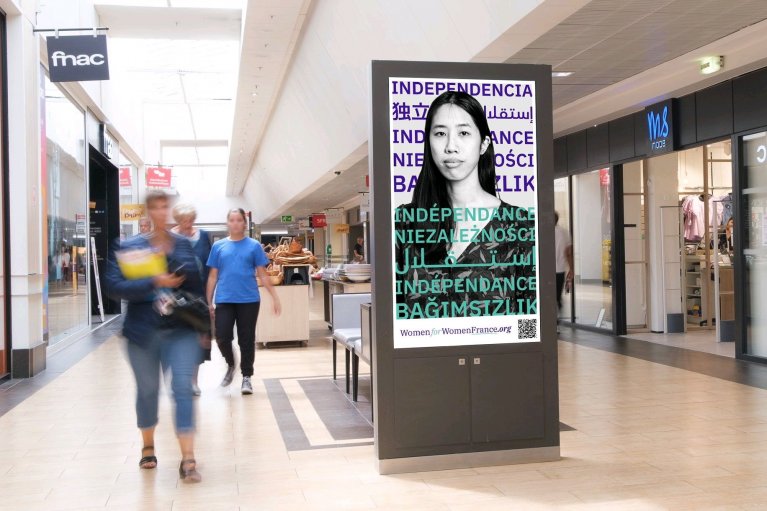 Women for women France a réalisé une campagne d'affichage en juillet dernier, à l'occasion du lancement du site web. Crédit : Instore Media