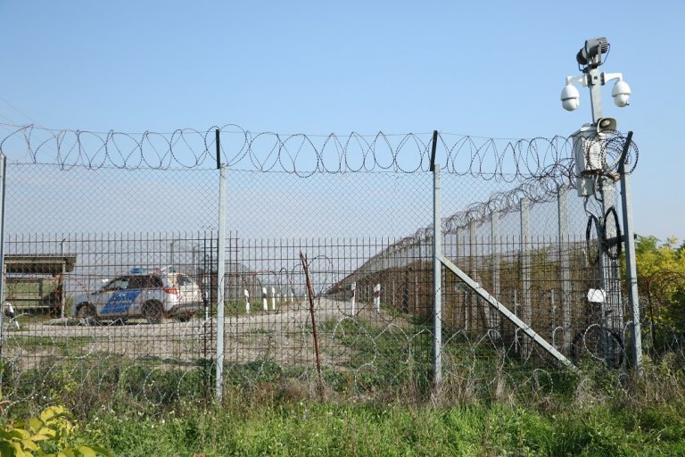 La frontière serbo-hongroise est délimitée sur 160 km par une double barrière, surmontée de barbelés. Crédit : InfoMigrants